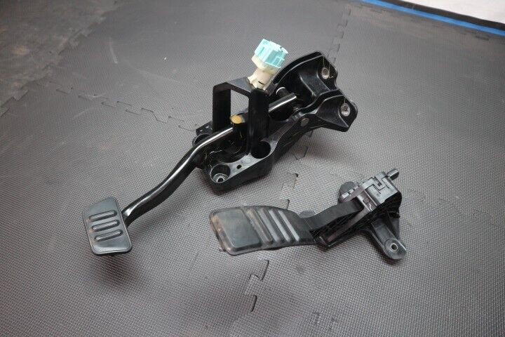 2015-2017 Ford Mustang GT Pedal Assembly Automatic Brake & Gas OEM