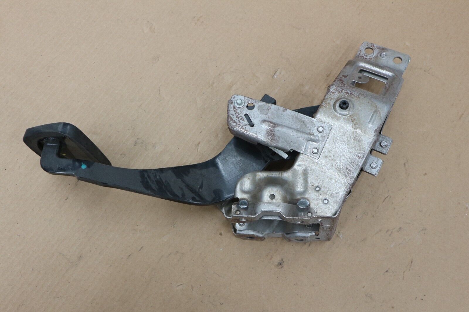 2010-2011Chevrolet Camaro Brake Pedal Assembly  92195946 - OEM