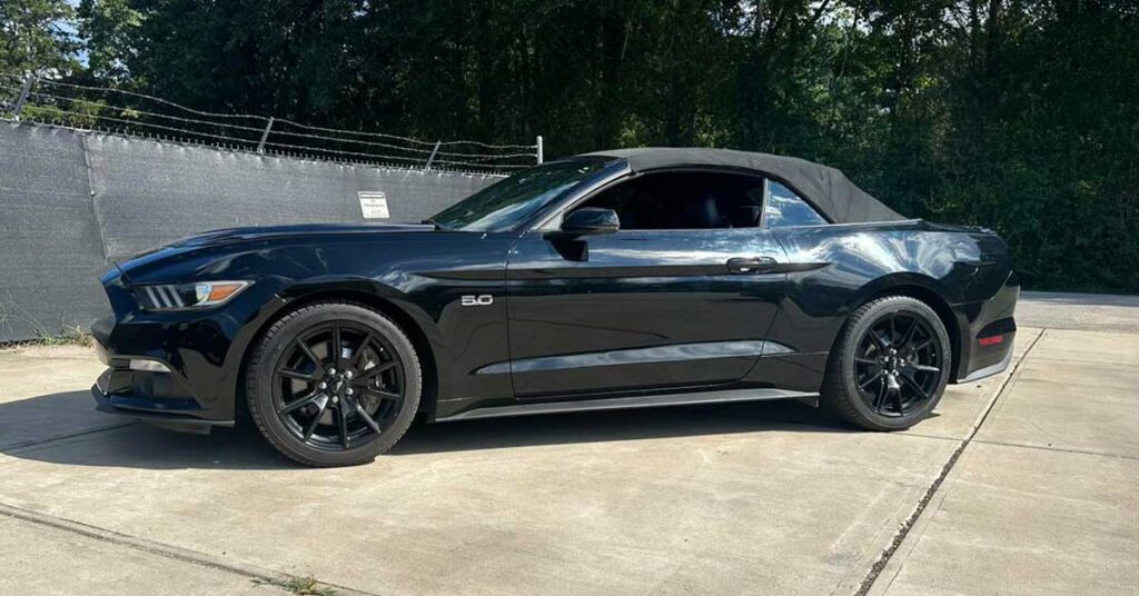 Black soft top Ford Mustang 5.0